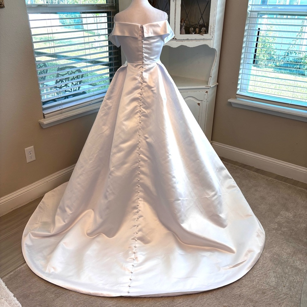 NEW Elegant White Wedding Dress, Satin Wedding Dress, Strapless, NWOT Size LG/12 - Picture 9 of 14